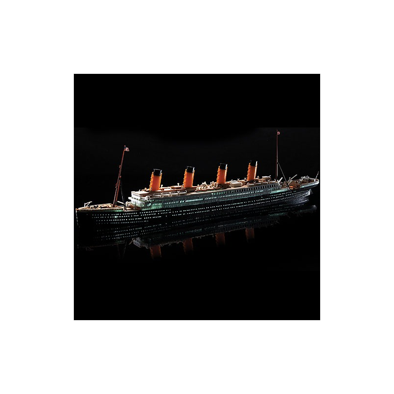 Academy	14220	 R.M.S. Titanic + Led Set 1:700